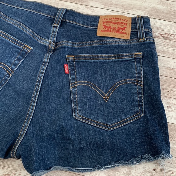 Levi’s High Rise Shorts Dark Wash Raw Hem Size 28 - Picture 4 of 10